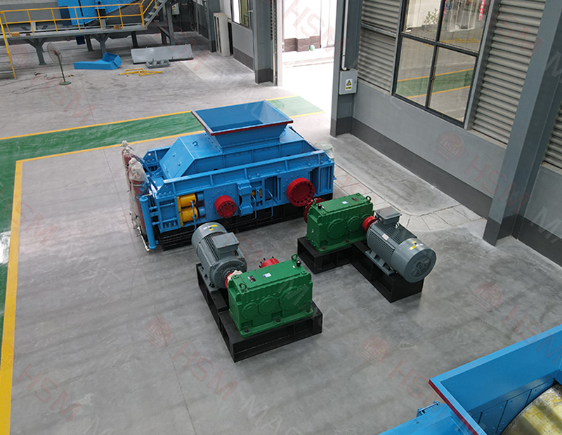液壓雙輥制砂機結構穩(wěn)定，出料均勻，石料制砂粒型規(guī)整